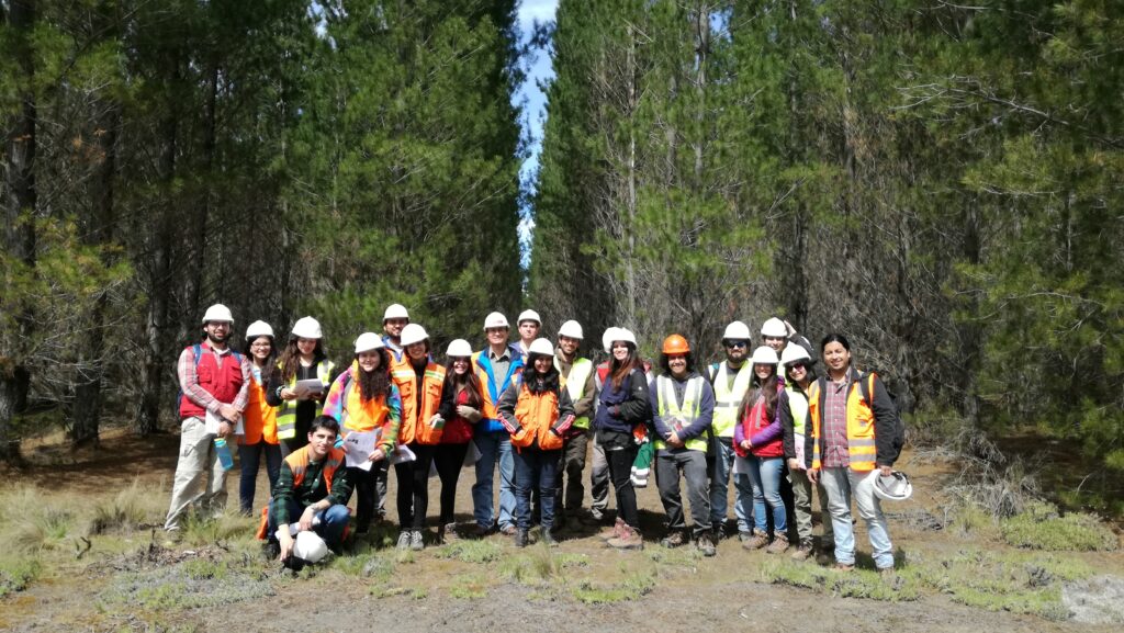 Visiting FPC -CMPC company research trials with Forestry undergraduate students of Universidad de Concepción, Chile.