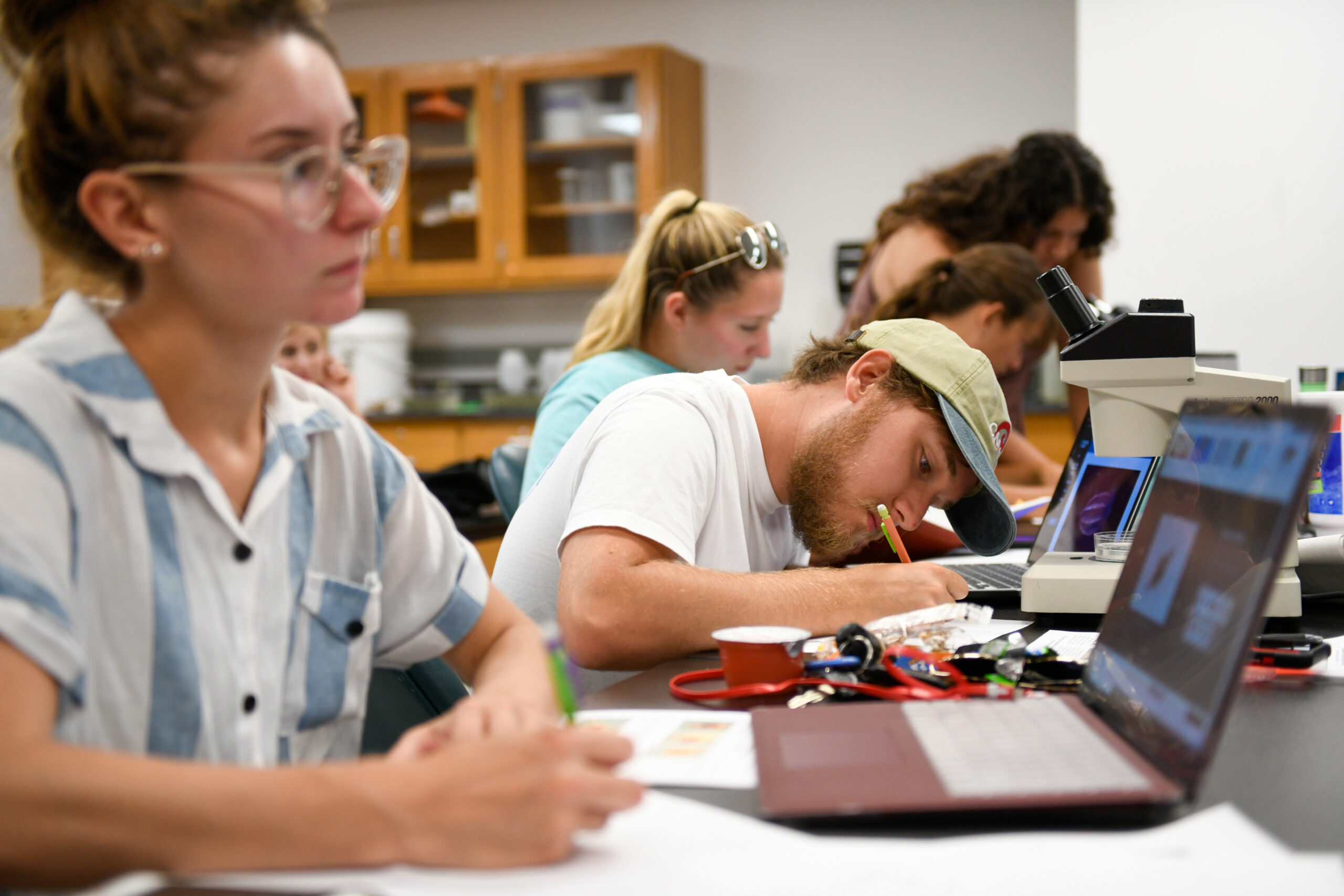 Undergraduate students use microscopes to analyze ocean water at CMAST in Moorehead City. Photo by Marc Hall