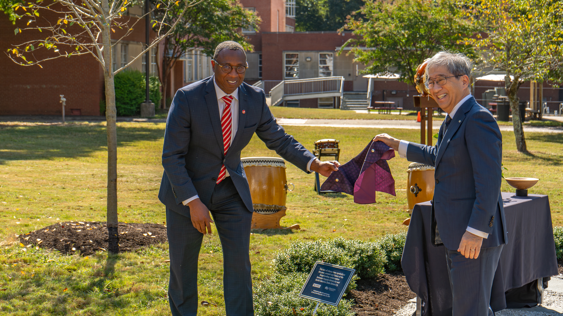 Chancellor Howell and President Sugiyama unveil the Garden Plaque